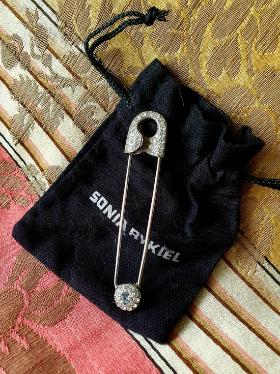 Safety pin french outlet