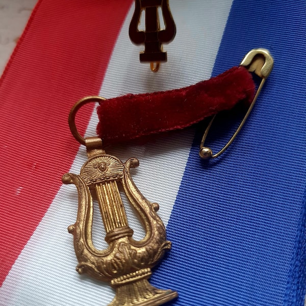 Antiker französischer Goldton Lyre Music Award Anhänger Medaille Souvenir & ein emaillierter Pin-Exquisit detaillierte Stücke, Erinnerungsstücke Sammlerstücke