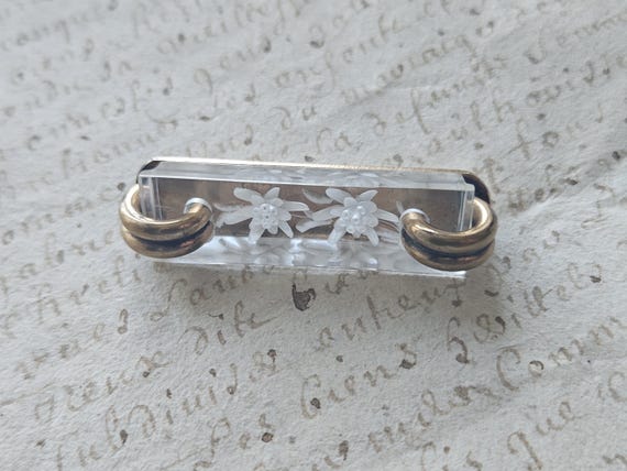 Stunning Antique French Art-Deco Reverse-Carved Eidelweiss Floral Lucite Oblong Pin Brooch-Exquisite Design with Gilt Clasps & Bevelled Edge View 6