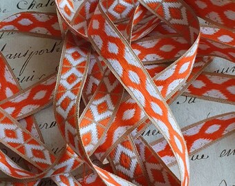 2,64 meter prachtige vintage Franse diamant mandarijn oranje en witte zijde met smalle rand passementerie of galon, woondecoratieprojecten..