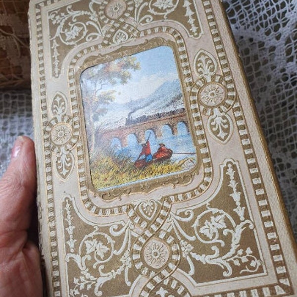 Exquisite Timeworn 19thC Flieder & vergoldete hervorgehobene antike französische Petit Livre ''VIRGINIE'', Alfred Mame et Cie, Tours-Polychrome Vignette, 1865