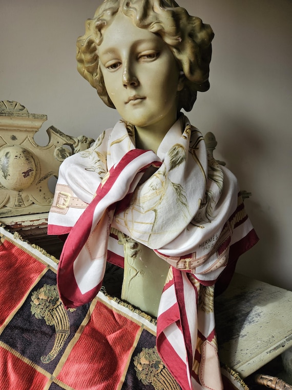 Foulard Carré HUGO WOMAN En Soie 100% – Dimensions 50x50 Cm – Vintage, Couleur Rose – Occasion