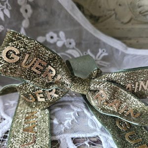 Schöne Vintage Französisch Guerlain Sparkling Olivgrün & Gold Glitter Publicité Bow, Elastisches Stirnband-Festliche Accessoires, Sammlerstücke