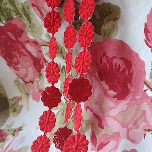 1,95 metri / 77,00 pollici di vistosa passamaneria in tessuto francese vintage rosso margherita, delicate margherite-gloriosa tavolozza di colori vivaci.....