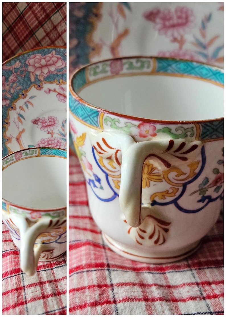 Op de afbeelding: Een vintage theekopje en schotelset met een bloemenmotief in tinten roze, blauw en geel. Het kopje heeft een delicaat handvat en een brede rand.