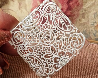 Atemberaubende einzigartige antike französische Art-Deco-Umkehr geschnitzte Lucite Blumen-große quadratische Stiftbrosche-Exquisites Design-ungewöhnliches, sammelbares Stück .....