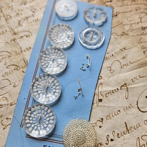 Oktad antiker französischer Art-Deco-Rückig-geschnitzte Lucite-Knöpfe & andere detaillierte Knöpfe / Boutons-Joli-Akzent für Projekte-8 auf Originalkarte ....