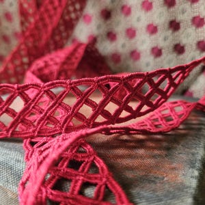 4,57 m/13 piedi di splendida passamaneria traforata in stile antico francese rosso, unica nel suo genere, lunghezza versatile per progetti d'epoca, favolosa!