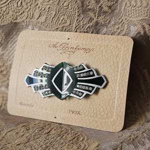 Delicioso vestido antigo francês Art-Deco dos anos 1930 AU PRINTEMPS Paris Department Store com fivela de acrílico verde e strass no cartão original da loja