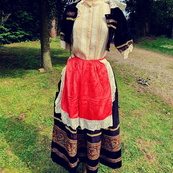 Rare 19thC Timeworn Antique Français Handcrafted Breton Costume-Black Velvet avec Gold Tapestry Braided Trim,Stiffened Lace Collar,Cuffs etc.