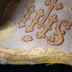 見事なきらめきのあるアンティークフランス刺繍宗教タペストリーIHS四つ葉パネル、見事な刺繍の見事な色彩、絶妙なデザイン
