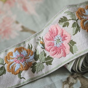 1,82 metri di splendido passamaneria vintage francese in tessuto di seta color blu uovo e con fiori ricamati, splendido e sorprendente: perfetto per il progetto!