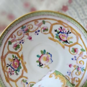 Prachtige zeldzame antieke Franse groen geëmailleerde mintkleurige porseleinen kast koffiekop / tasse à café en schotel - Prachtig met de hand gedecoreerd ontwerp... afbeelding 3