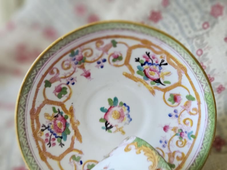 Prachtige zeldzame antieke Franse groen geëmailleerde mintkleurige porseleinen kast koffiekop / tasse à café en schotel - Prachtig met de hand gedecoreerd ontwerp... afbeelding 3