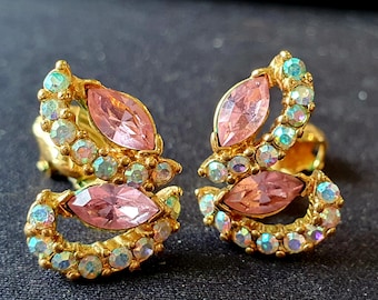 Exquisitos pendientes vintage TRIFARI de cristal Swarovski rosa y aurora: impresionantes pendientes Bijoux Fantaisie antiguos, icónicos y encontrados en Francia.