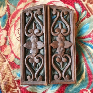Marco de fotos de madera de época tallada a mano, napoleónico, antiguo, desgastado, de mediados del siglo XIX, elegante, desgastado, interior de terciopelo de seda, apertura ovalada