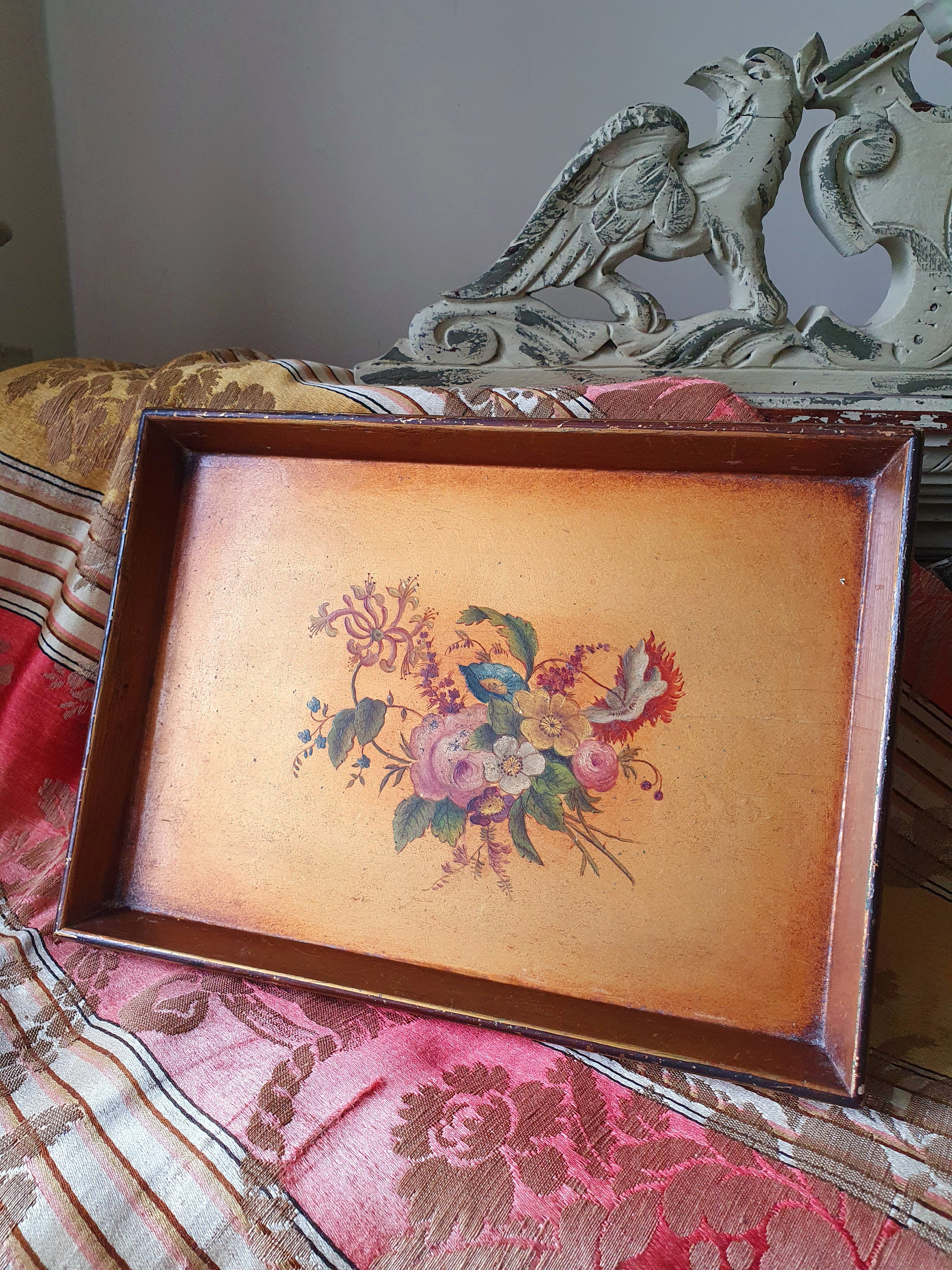 RARO Bandeja lacada pintada a mano inglesa vintage encontrada en Francia: se origina en los talleres de Lord Roberts, Londres, impresionante y única meseta de tocador