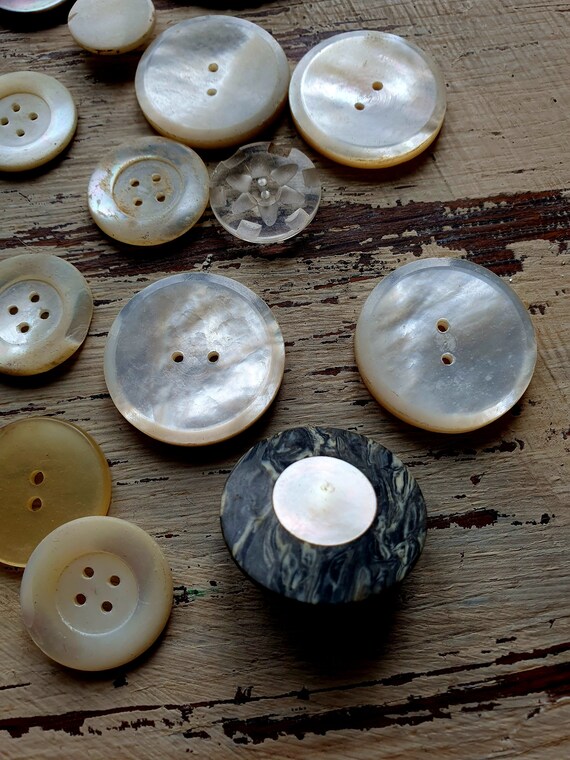 Lot De 52 Boutons En Nacre Dorée - Occasion, Parfait Pour Customisation Vêtements, Fabrication Française