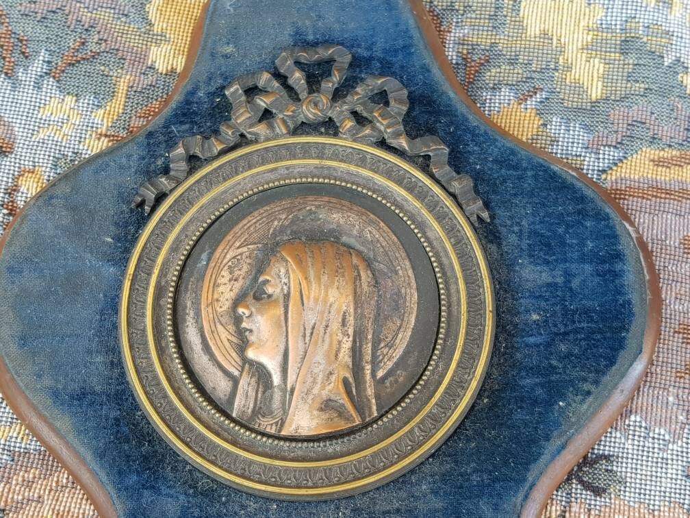 Antiquité Français Velours Bleu Pétrole Usé Recouvert de Ruban Bow Garniture & Vierge Plaque, Decora