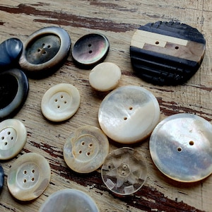 Superbe lot unique de 20 x boutons en nacre antiques français à collectionner, différentes formes et tailles, styles et coloris......