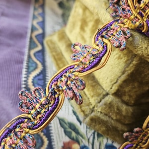 4,41 metri di passamaneria in seta serpentina intrecciata in stile francese antico viola opulento, progetto Galon Trim unico e lussuoso dai colori gloriosi....