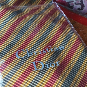 Unbenutzte Vintage French Paris CHRISTIAN DIOR Logo Designer Seidenkrawatte, c.1980, Cravate Maison Dior en Soie, klassisches Streifendesign.
