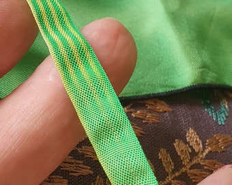 3,50 meter prachtige antieke Franse limoengroene en citroengestreepte zijde smalle unieke passementversiering... perfect voor projecten, poppenkleding enz