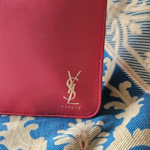Fabelhaftes Vintage- Französisches Monogramm YSL Yves Saint Rot Kosmetik / Eitelkeit Poche-Haute Couture Mode-Accessoire-perfekte Boudoir Aufbewahrung