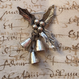 Atemberaubende einzigartige Vintage in Frankreich gefundene mexikanische Taxco Silberschmiede Punzierte 925 Silber Holly & Beeren mit Glocken Weihnachten Themed Pin Brosche