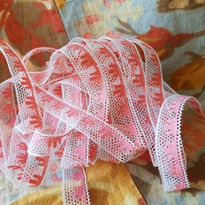 3,65 meter unieke mooie antieke Franse koraalroze en gebroken witte smalle passementbandversiering, veelzijdige lengte voor interieurprojecten