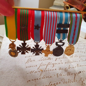 Lot de 6 lingots dorés vintage en boîte, Médailles militaires/Médailles Marie Stuart, Palais-Royal Paris-Croix de Guerre x 2, Croix du combattant, etc.