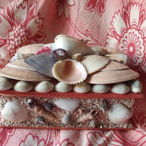 Middeleeuwse vintage Franse schelpwerk verfraaide boudoirdoos met binnenspiegel - prachtige petit langwerpige souvenirdoos - voor snuisterijen / bijoux