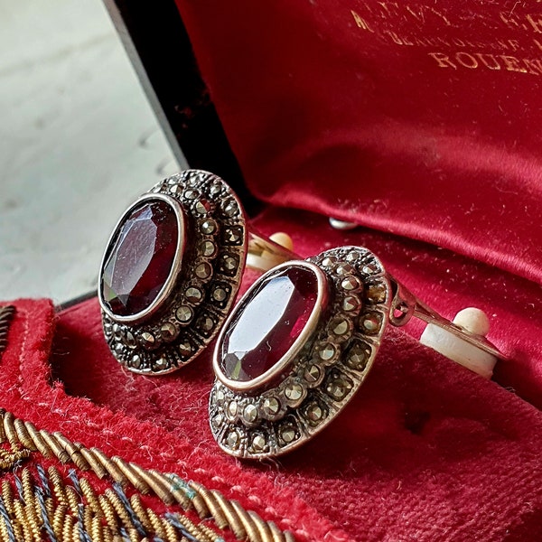 Simply Stunning Pair of Vintage French Sterling Silver, Garnet & Marcesite Clips / Boucles d'Oreilles à clipser-Exquisite Sparkling Pieces
