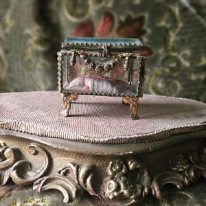 Zeldzame versleten antieke Franse art-nouveau Grandcamp-Les-Bains weelderig glas en gestempeld verguld tole-souvenir Verouderde, met zijde beklede eglomise kist