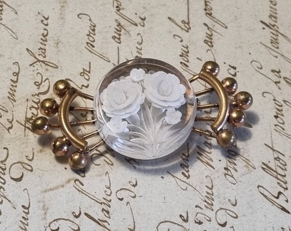 Broche Ancienne En Lucite Sculptée Années 40 - Style Art Déco Fleurs, Métal Doré, Occasion