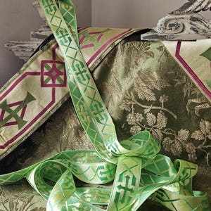 2,61 metros de impressionante motivo versátil de crucifixo religioso francês antigo, seda verde-limão, decoração religiosa, estreito, exclusivo, guarnição de passementerie