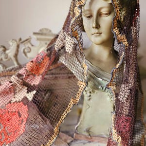 Delizioso e meraviglioso pannello antico in ciniglia francese decorato con frange dorate metallizzate, perfetto per esporre decorazioni per la casa o da indossare...