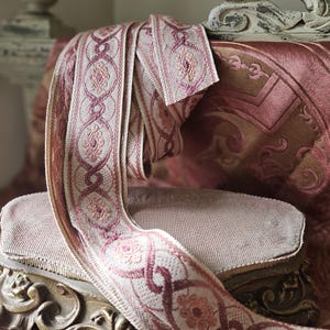 3,96 metri di splendidi passamanerie in seta francese vintage intrecciata rosa e pesca con ovali scintillanti, motivi floreali e foglie: un progetto perfetto!