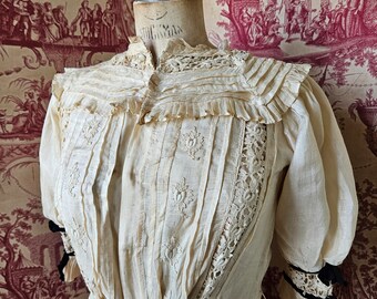 Tailleur femme antique rare et rare, Paris, 19e siècle, structuré et rehaussé de dentelle, robe en soie crème d'époque, magnifique à présenter ou à utiliser