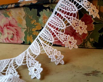 3.65 Mtrs of Delightful Vintage French White Lacey Daisy Pendules Passementerie Trim-ideal for Vintage Sewing Projects, Curtains, Home Decor