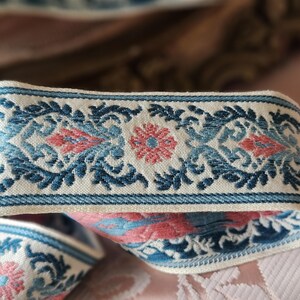 Atemberaubendes einzigartiges Morceau aus besticktem antikem französischem rosa und blauem Blumen- & Schriftrollen-Seidenbrokat-Stil Trim-Exquisites Design auf weißem Grund
