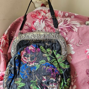 魅惑的な19世紀アンティークフランスパリの刺繍入りシノワズリシルク織物財布、銀の天使のフレーム付き - Leo Weill et Frere、4 Rue de Paix