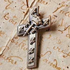 Impresionante antiguo estilo francés inclinado plata Fleur de Lis & Couronne embellecido crucifijo religioso Pin broche-Divine Vintage Bijoux
