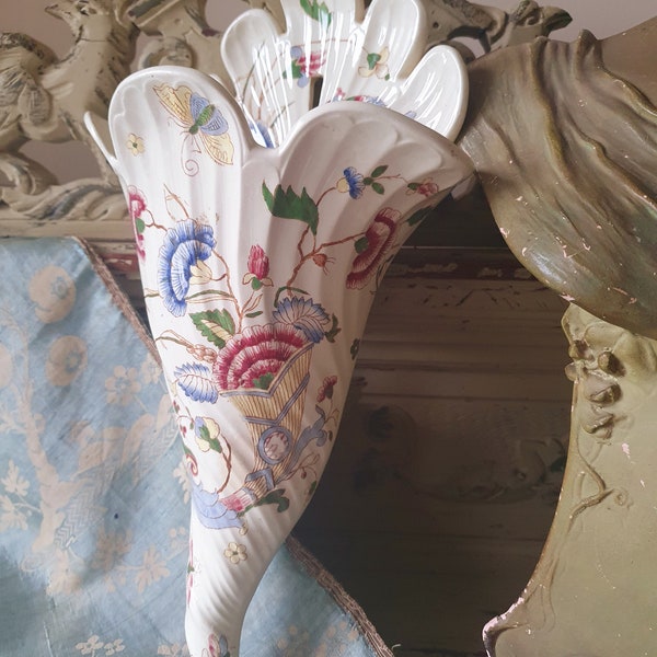 Superbe pochette murale ancienne en porcelaine non marquée, française, ornée de papillons/papillons, de volutes et de feuillages, décorée à la main et unique
