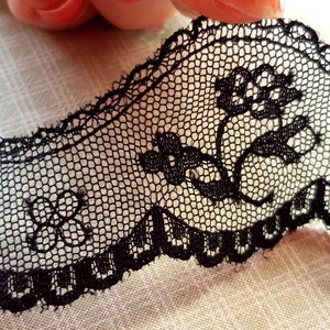 3,35 meter prachtige antieke Franse geschulpte bloemen zwarte chantilly kantresten, perfect voor historische kleding of poppenkledingprojecten...
