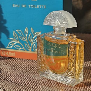 Exquisita y encantadora miniatura LALIQUE Vintage French Eau de Toilette - Impresionante botella de tocador de cristal decorativa - 4,5 ml / 0,15 fl.oz - c1992...