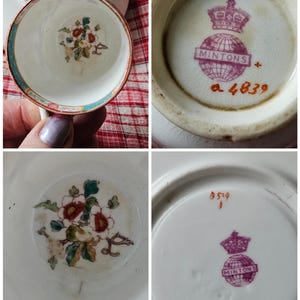 Op de afbeelding: Een set van vier vintage theekopjes en schoteltjes met bloemmotieven. De schoteltjes hebben een roze en wit bloemmotief, terwijl de theekopjes een roze en wit bloemmotief aan de binnenkant hebben en een gouden en blauwe rand aan de buitenkant. De onderkant van de theekopjes en schoteltjes heeft een roze en wit logo met de tekst "Mintons" met een kroon en een wereldbol. De onderkant van de theekopjes en schoteltjes heeft ook een handgeschreven nummer in oranje.