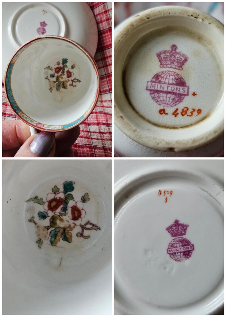 Op de afbeelding: Een set van vier vintage theekopjes en schoteltjes met bloemmotieven. De schoteltjes hebben een roze en wit bloemmotief, terwijl de theekopjes een roze en wit bloemmotief aan de binnenkant hebben en een gouden en blauwe rand aan de buitenkant. De onderkant van de theekopjes en schoteltjes heeft een roze en wit logo met de tekst "Mintons" met een kroon en een wereldbol. De onderkant van de theekopjes en schoteltjes heeft ook een handgeschreven nummer in oranje.