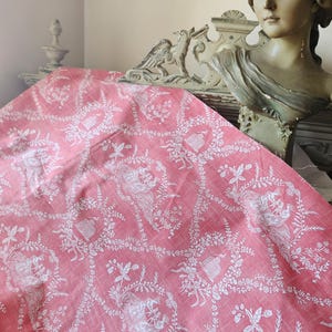 Precioso remanente de tela vintage francesa Toile de Jouy en algodón color melocotón y blanco: proyecto textil shabby chic inspirado en la América colonial.