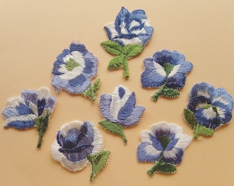 Set von blauen Vintage-Blumen, Alte Stick-Applikationen, Vintage Blumen-Stickereien zum Aufnähen